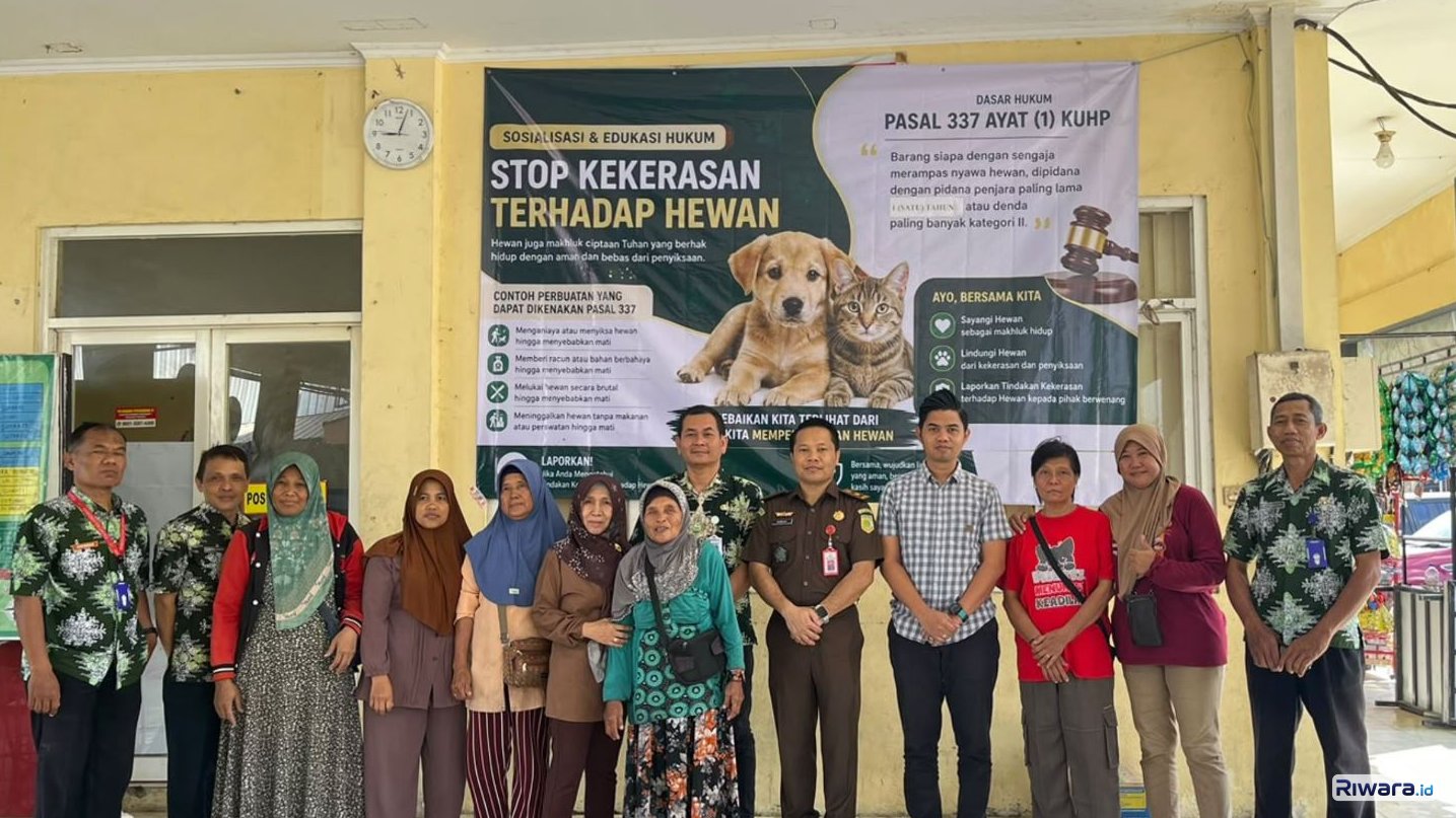 Poster stop kekerasan terhadap hewan yang ditempelkan di Pasar Sido Makmur Blora